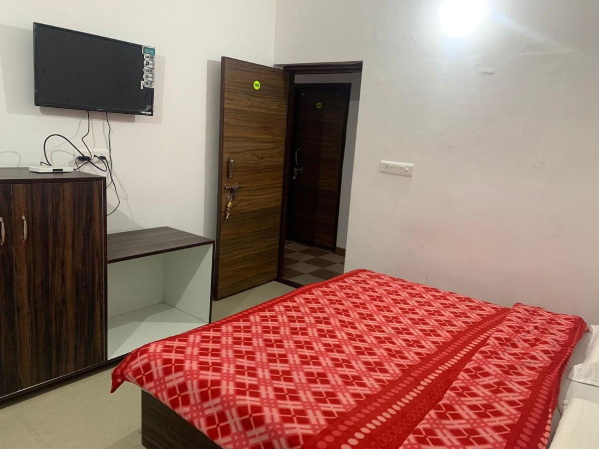 Saatvik Homestay Katra  Luaran gambar
