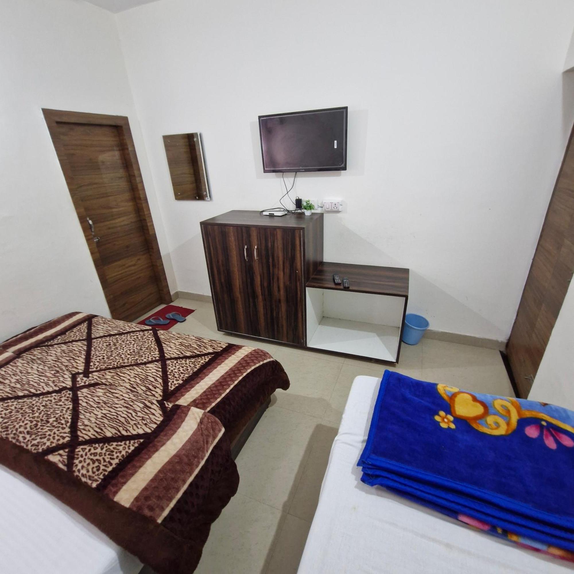 Saatvik Homestay Katra  Luaran gambar