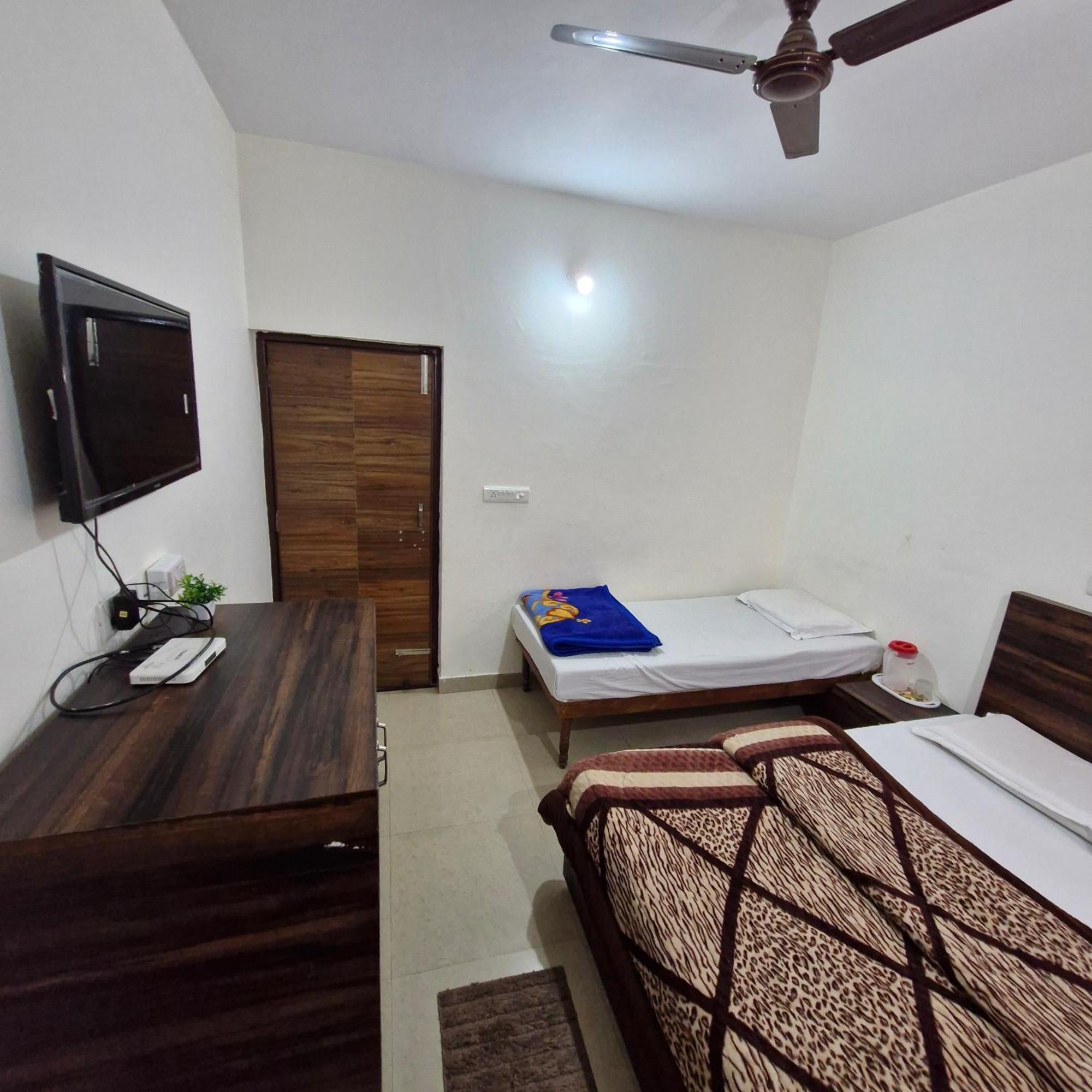 Saatvik Homestay Katra  Luaran gambar